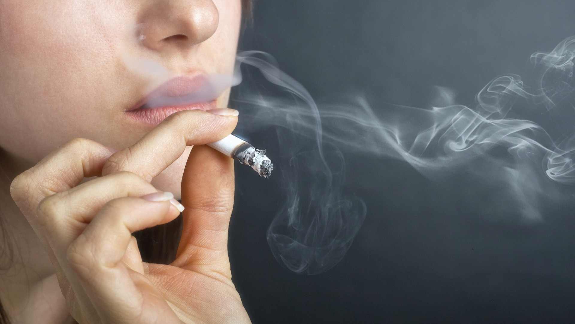 آثار التدخين على صحة المرأة وجمالها 