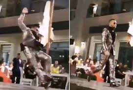 لحظة سقوط محمد رمضان على مسرح دبي سقوط نمبر ون فيديو