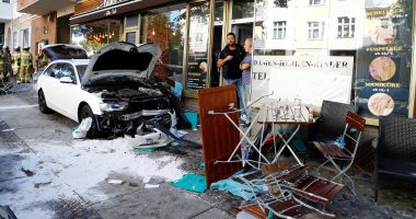  اصطدام سيارة ميكروباص بمقهى في منطقة بولاق الدكرورمما أسفر عن إصابة 7 أشخاص