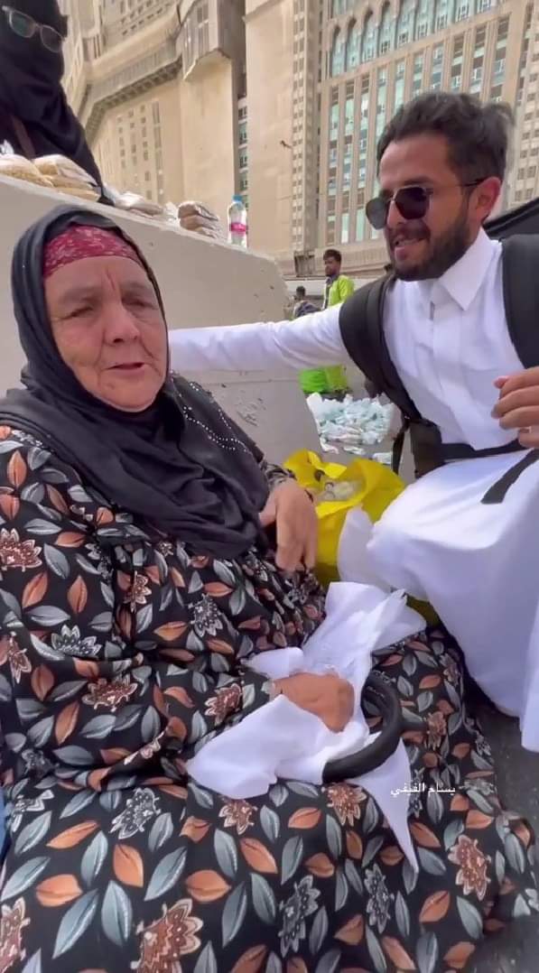 مسنة مصرية تبكى بحرقة بعد مشاهدة  شبيه ابنها المتوفى 